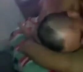 Moreno tesudo chupando a rola do amigo com pressão e gemendo alto