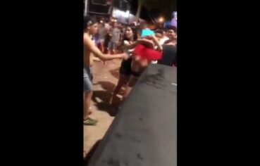 Mulata Peituda Rebolando no Meio do Bloco e Mostrando Tudo