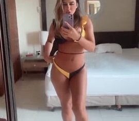 Nadja Pessoa pagando peitinho com tesão na cama