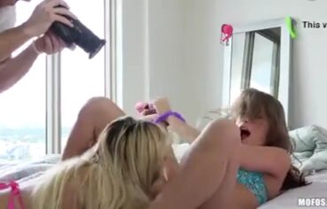 Namorada e melhor amiga da faculdade dando o cu enquanto ele goza na buceta