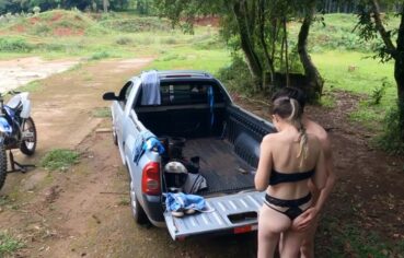 Namorada safada gemendo alto na caçamba do carro enquanto é fodida
