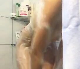 Natália ninfeta se esfregando toda no banho e gemendo de tesão