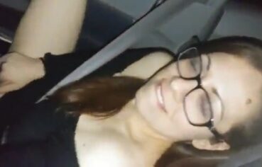 Nay Amadora Cadela Exibe o Bucetão no Carro Enquanto Marido se Masturba