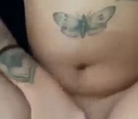 Ninfeta casada tatuada se masturbando enquanto é comida por trás