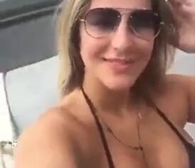Ninfeta Deliciosa se Exibindo na Lancha de Biquini com Amigas Gostosas