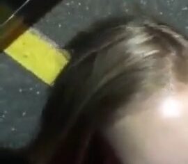 Ninfeta gostosa chupando o namorado até ele gozar no seu rosto