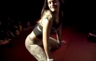 Ninfeta Gostosa Dançando Funk e Deixando Todo Mundo Com Tesão