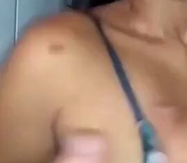 Ninfeta safada levantando o vestido e exibindo as tetas no bar