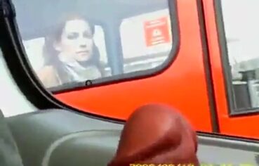 Novinha de boca aberta no ônibus excitando taradão tocando punheta no carro