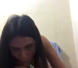 Novinha magrinha chupando e sendo comida no 69 com namorado no sofá