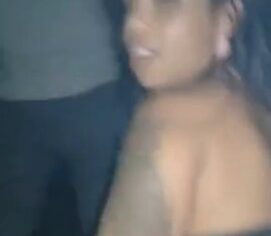 Novinha morena sem calcinha rebolando com talento no baile