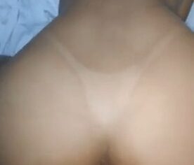 Novinha rabuda empinada de quatro levando rola no cuzinho até gemer