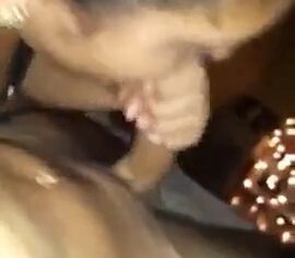 Novinha safada chupando a pica do namorado com vontade no sofá