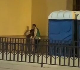 Novinha safada sendo comida no escuro da rua e flagrada gemendo alto