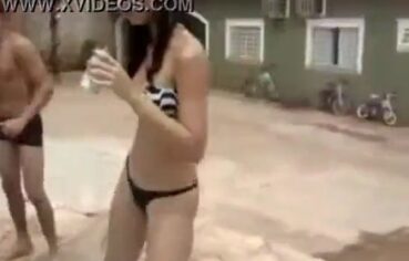 Novinha Sensual na Piscina ao Som de Funk
