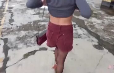Novinha tesuda chupando pau escondido no estacionamento