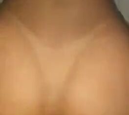 Priscila ninfetinha bronzeada sentando forte de quatro até gozar