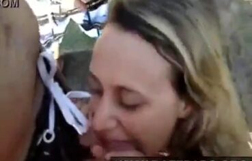 Putinha brasileira chupada por dois amigos numa suruba quente