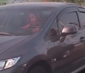 Putinha brasileira trepando gostoso no carro em movimento na estrada