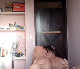 Rabuda moreninha sentando com vontade em vídeo caseiro