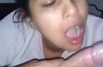 Raíza morena safada chupando com tesão e lambuzando a rola de saliva