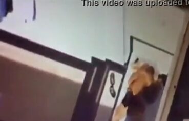 Repórter safada dando para a equipe no motel enquanto é filmada