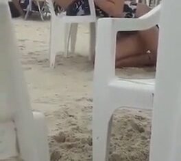 Safada de Búzios chupando sem pudor na praia cheia de gente