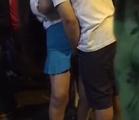 Safada do carnaval sendo masturbada por baixo do vestido e gemendo alto