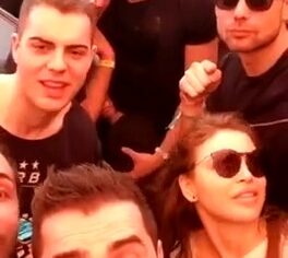 Safada Escondida Fazendo Boquete no Meio da Festa