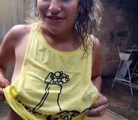 Safadinha gostosa se exibindo pelada no quintal