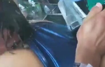 Stripper safada bebendo tequila no cu enquanto amigos filmam a foda