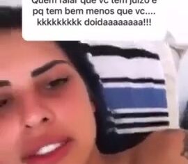 Tati zaqui pagando peitinho gostoso enquanto responde stories no instagram