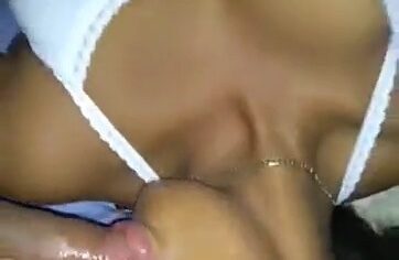 Tayane mulata ninfetinha masturbando a xereca enquanto chupa o namorado
