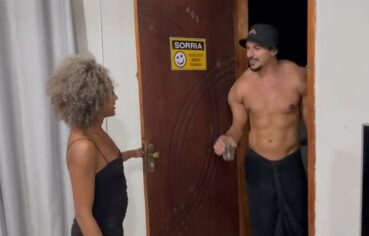 Thais Gomes fazendo sexo selvagem com amigo na frente do marido