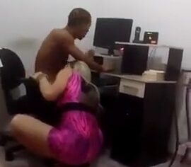 Travestis safadas dando boquete no malandro enquanto a galera filma