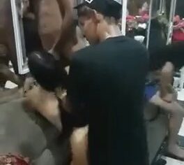 Vadia da comunidade gemendo alto na suruba com vários tarados