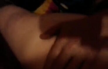 Vagabunda gostosa tocando siririca e gemendo alto no quarto