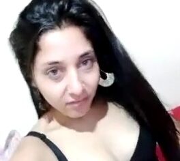 Vanessa ninfeta peladinha lambendo o dedo provocando antes da foda