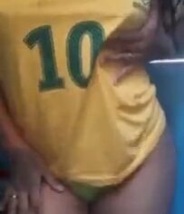 Victória Pimenta morena gostosa exibindo os peitos com a camisa da seleção