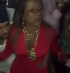 Adriana Belém sentando gostoso no colo do Adriano na boate