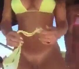Amadores gravam vídeo picante com gostosas na lancha em Angra dos Reis