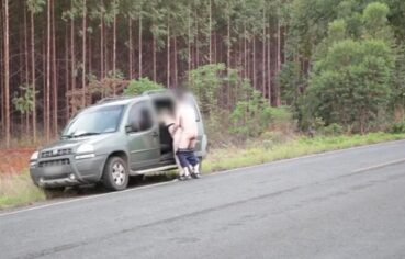 Casada fogosa metendo no carro com o marido em flagrante na estrada