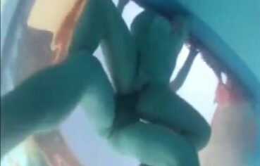 Casal de Jundiaí fudendo na piscina com celular à prova d’água filmando por baixo