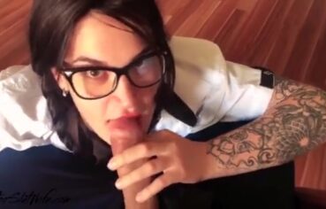 Christie tatuada de óculos chupando com talento até levar leitinho na boca