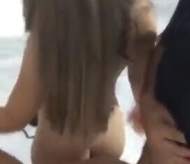 Coroa experiente escolhe duas novinhas para ménage quente em casa