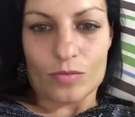 Elisa moreninha mete dedo no cuzinho enquanto usa consolo na xereca molhada