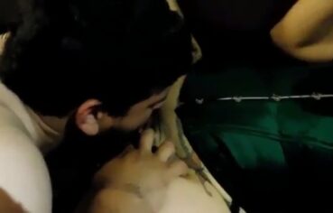 Esposa safada gozando em ménage com corninho e amante