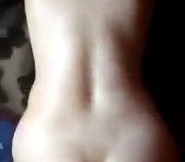 Gordão safado arrepiando a morena de quatro na cama e filmando tudo