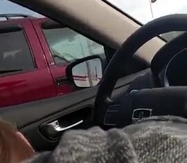 Gostosa chupando a rola do marido no carro parado no trânsito