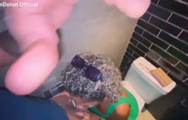 Izadora Lina arregaçando o cuzinho no banheiro do restaurante e gemendo alto